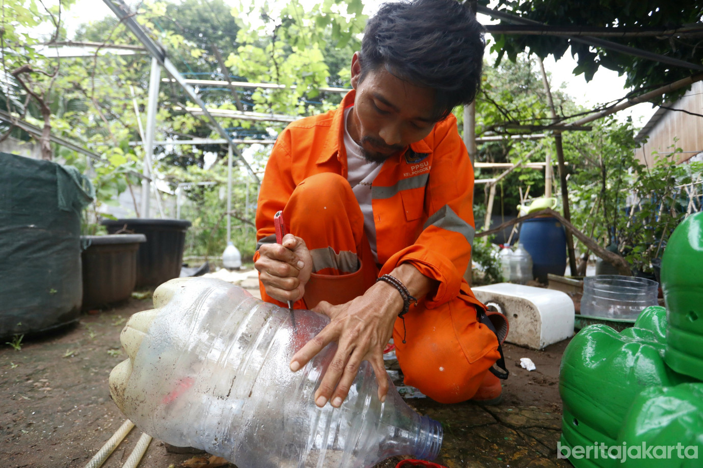 3 PPSU Kelurahan Pondok Kopi Ubah Galon Bekas Jadi Pot Tanaman_3.jpg
