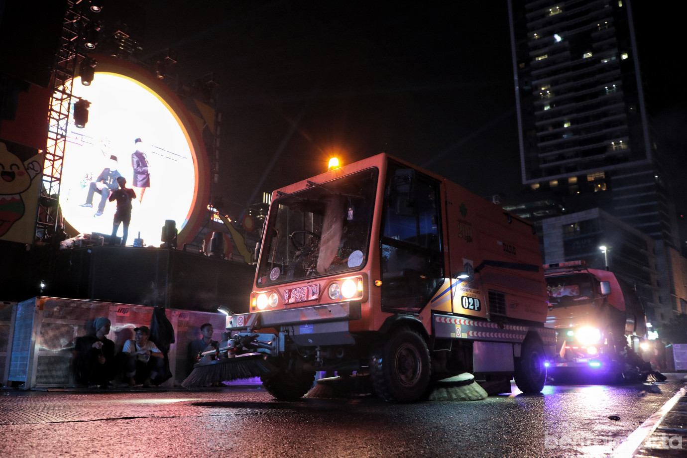 7.Pembersihan Sampah Perayaan Malam Tahun Baru Ditarget Rampung Pagi.jpg