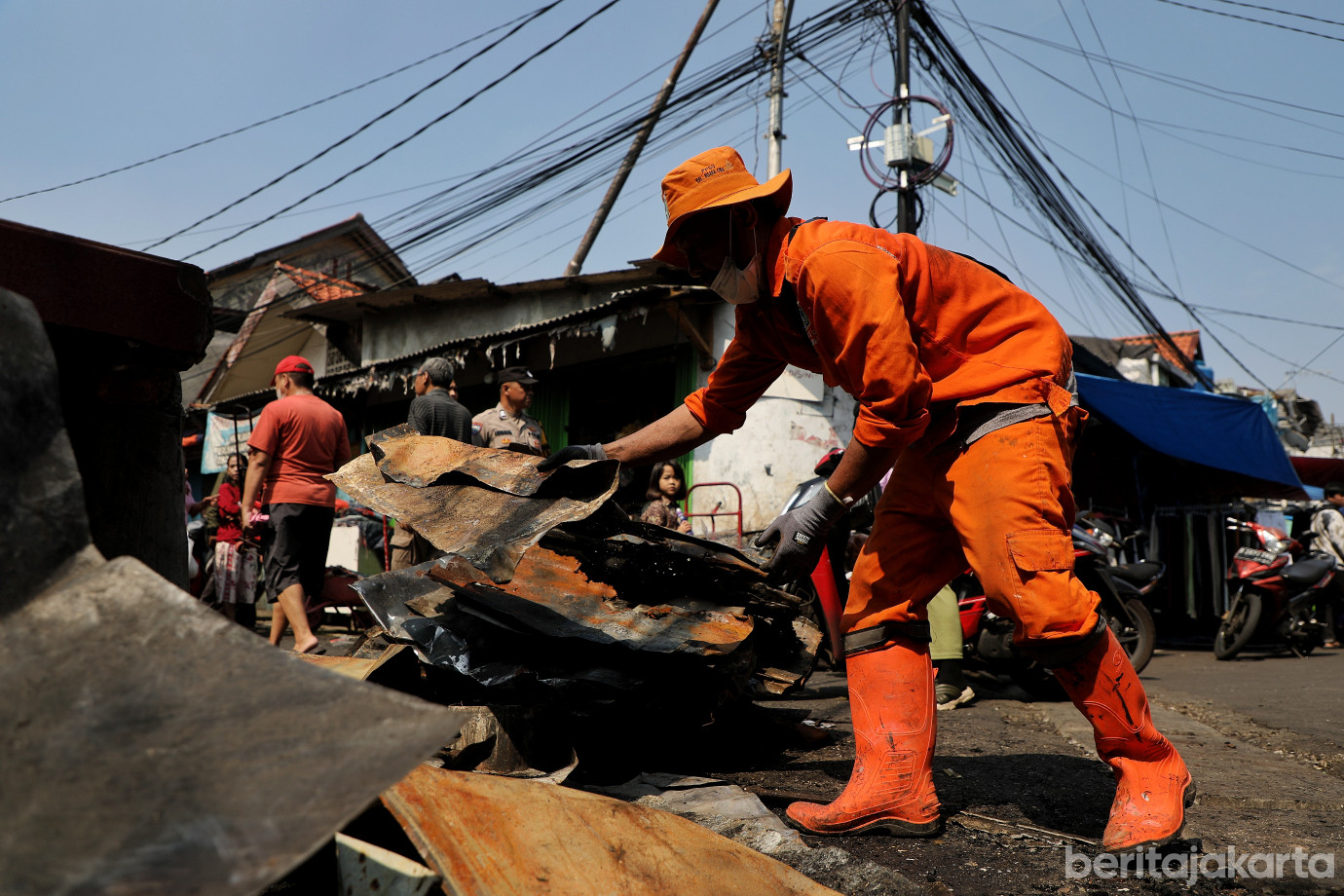 4.PPSU Dikerahkan Bersihkan Puing Sisa Kebakaran di Bidara Cina.jpg