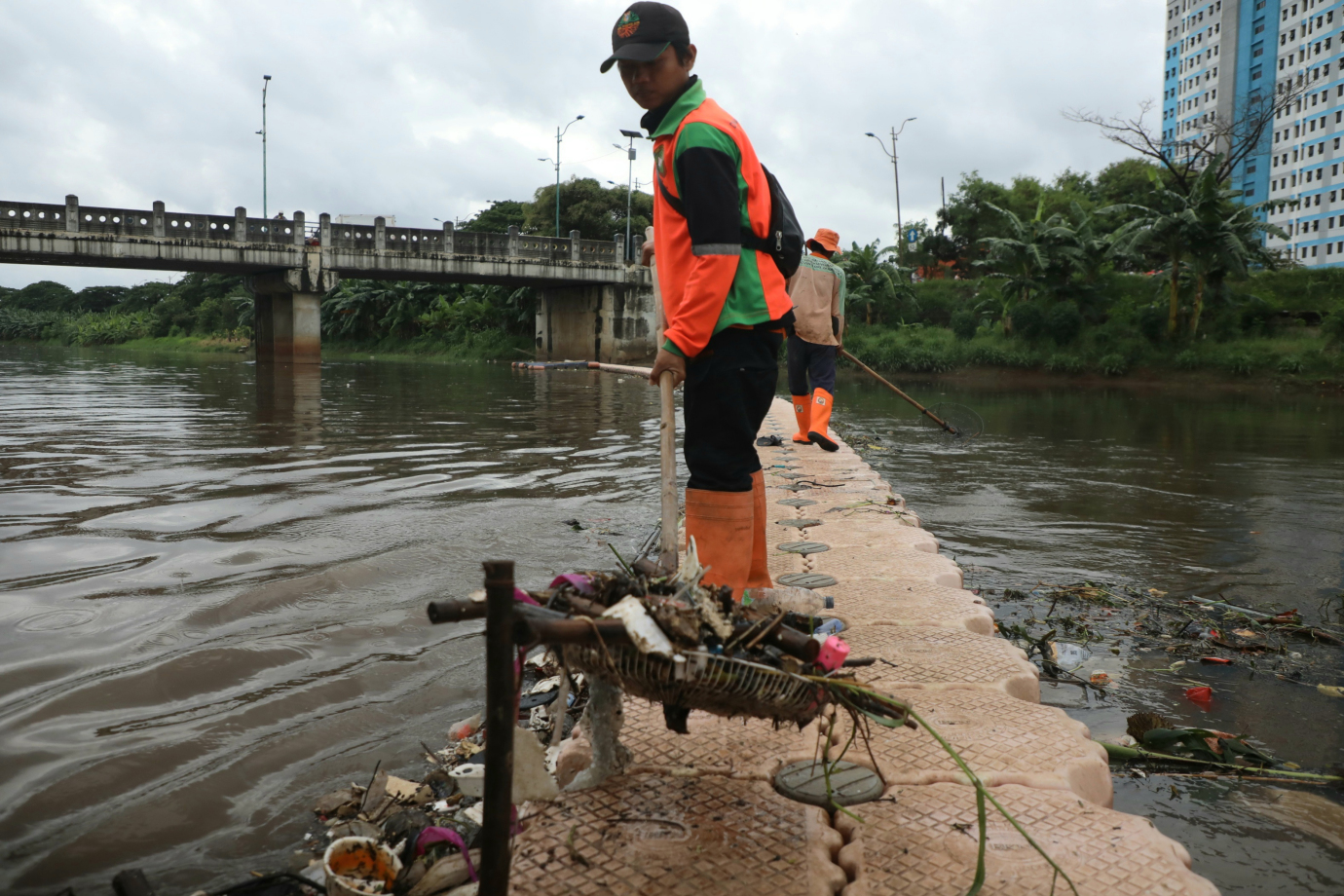 3 Petugas UPS BA Kecamatan Cakung Bersihkan Sampah di Aliran KBT_3.jpg