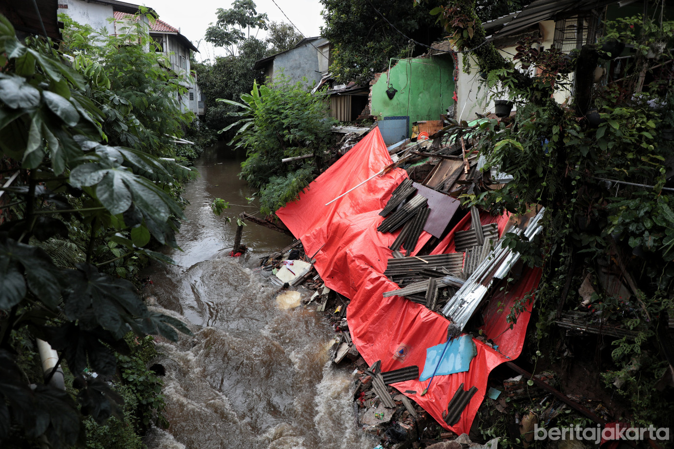 1.Rumah Longsor di Srengseng Sawah .jpg