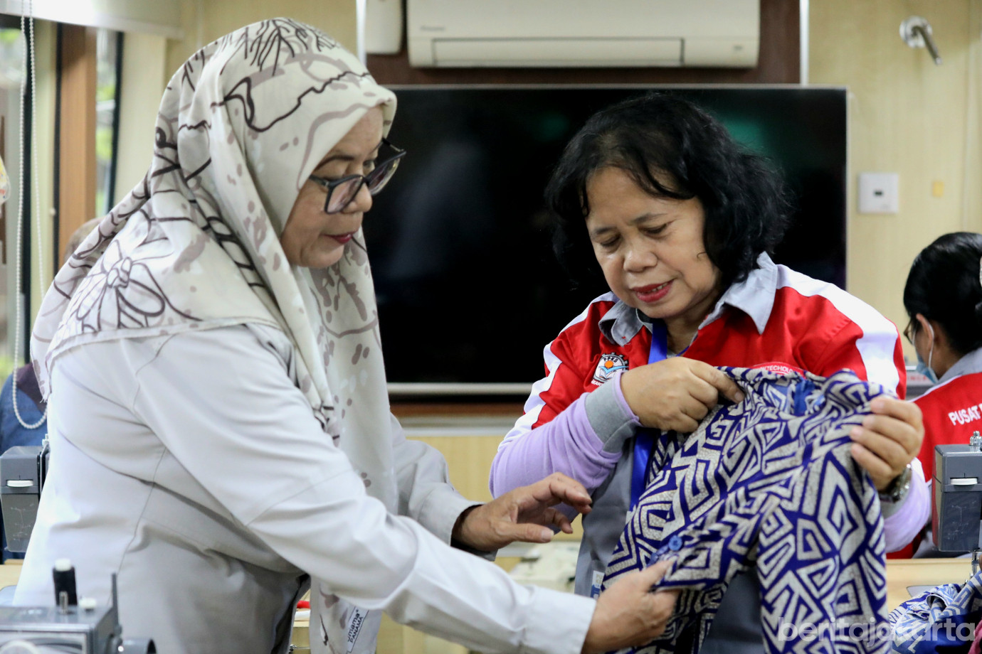 4 10 Warga Pulo Gadung Antusias Ikuti MTU Basic Penjahitan Busana_4.jpg