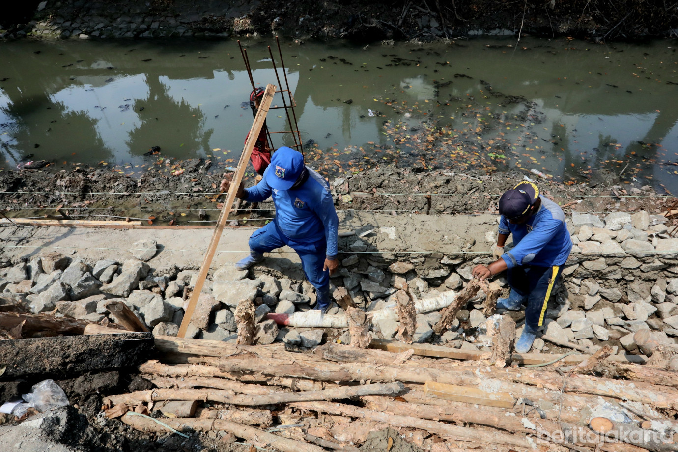 3 SDA Jakarta Utara Perbaiki Turap Kali Sunter Agung_3.jpg