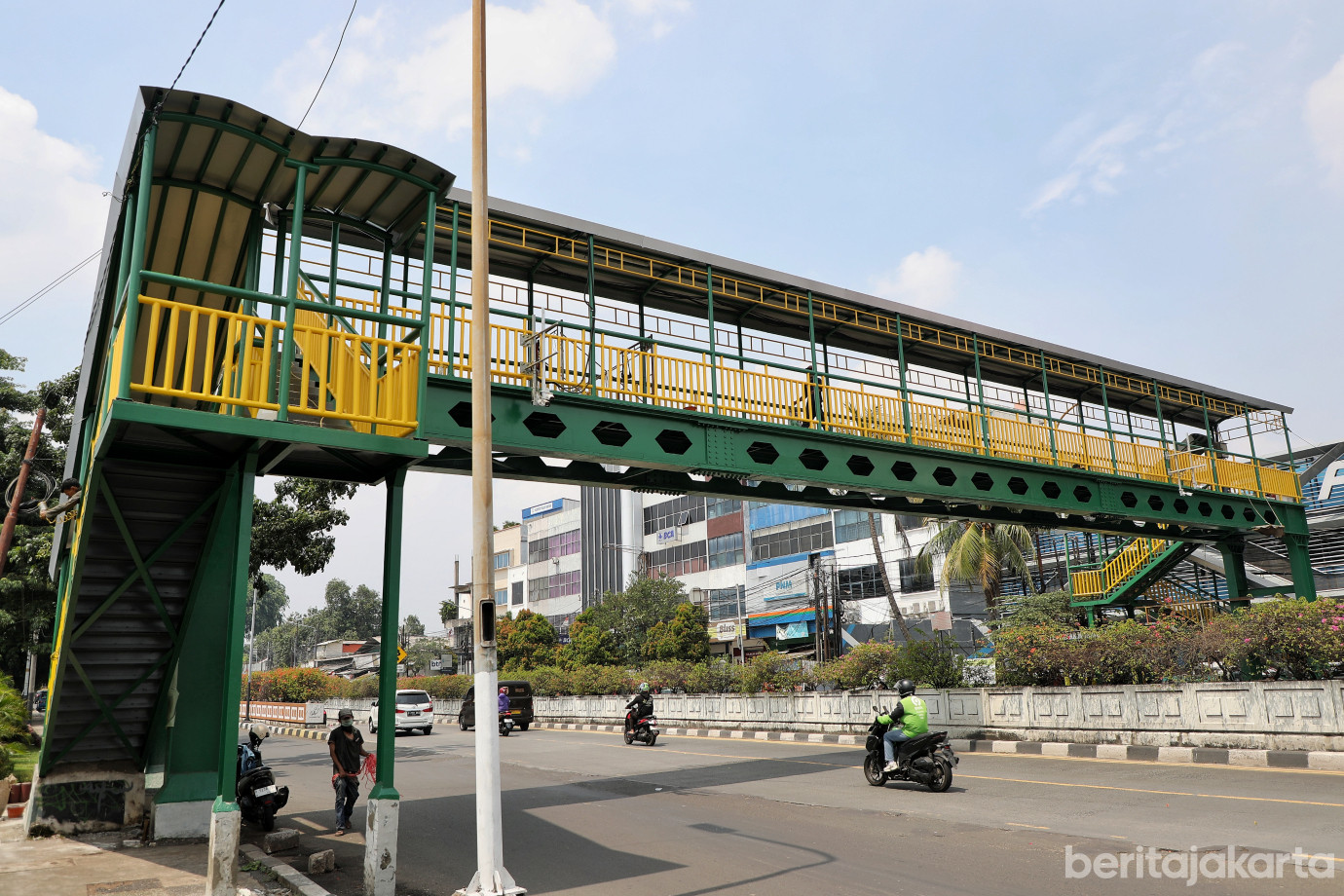 6.Dinas Bina Marga DKI Perbaiki JPO Pasar Minggu.jpg