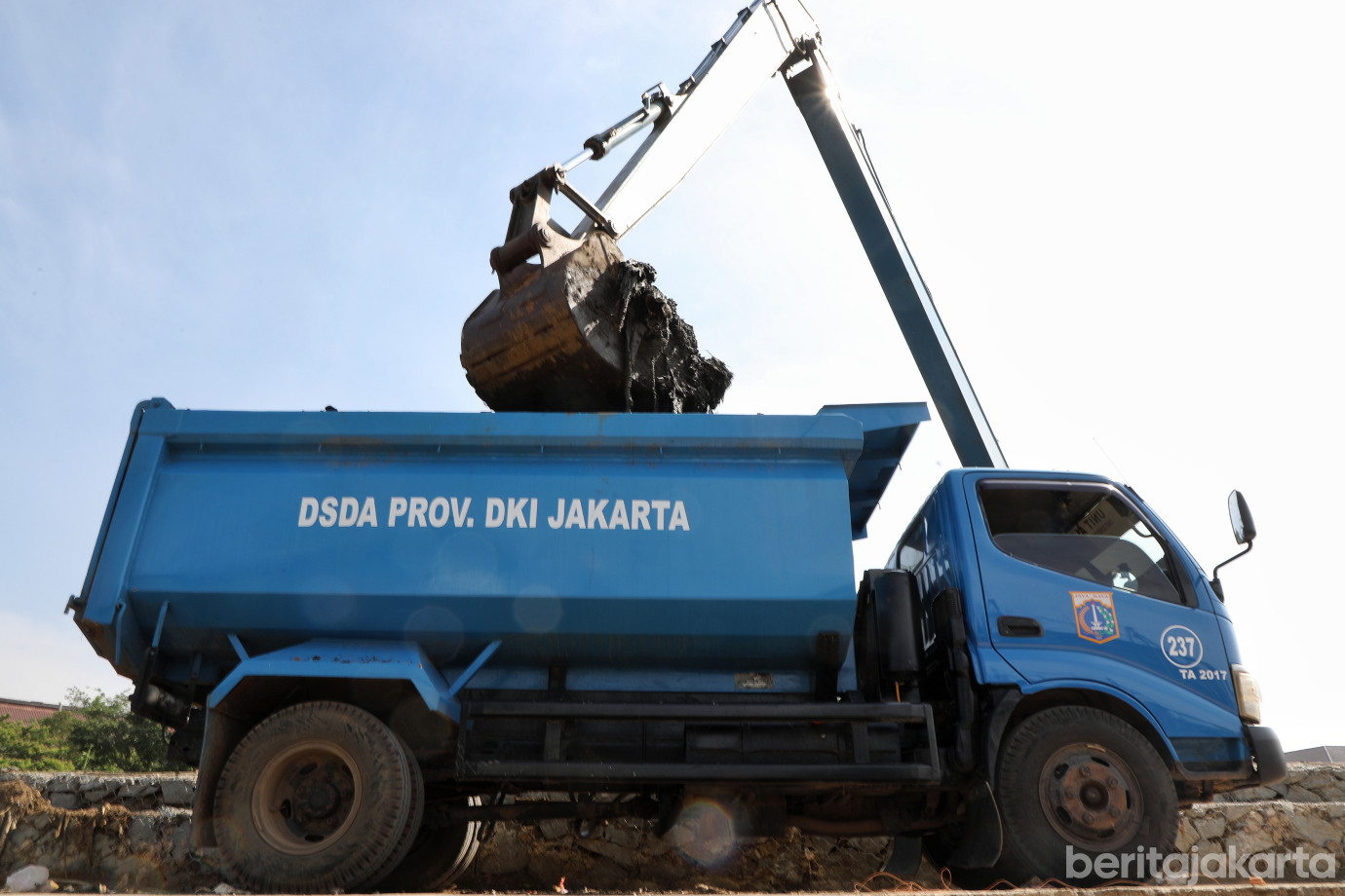 6.Sudin SDA Jakarta Selatan Keruk Kali Ciliwung Segmen Rawajati.jpg