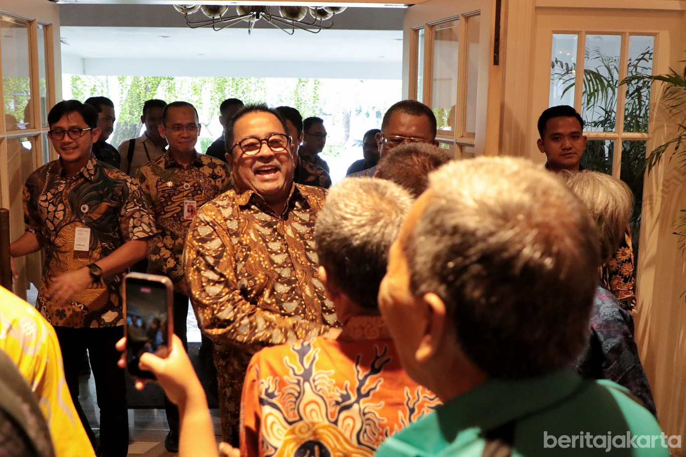 1.Wagub Ajak 100 Lansia Nonton Bareng Agak Laen_ Menyala Pantiku.jpg