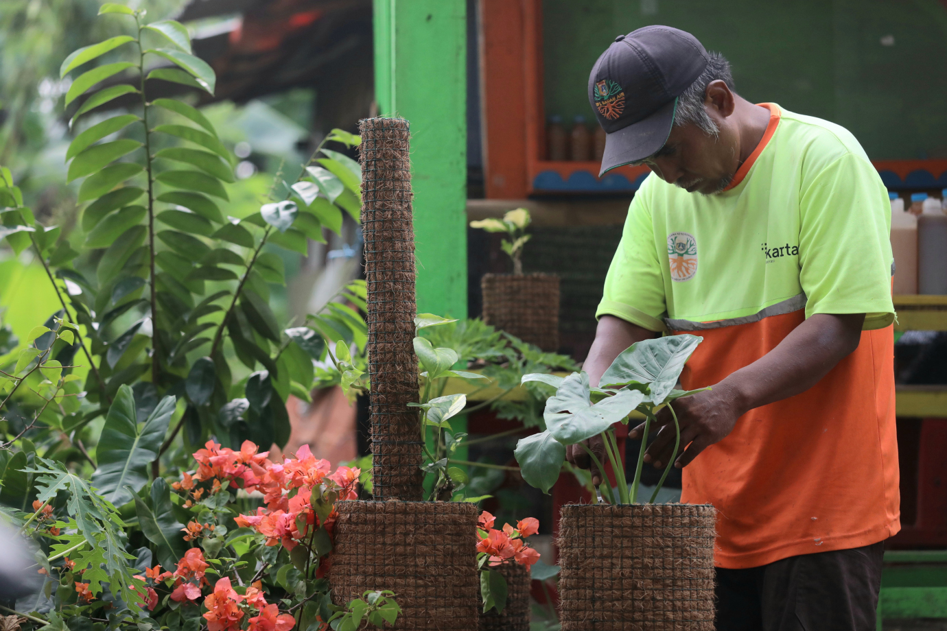 6 UPS Badan Air Cakung Olah Sampah Sabut Kelapa Jadi Pot Bunga Organik_6.jpg