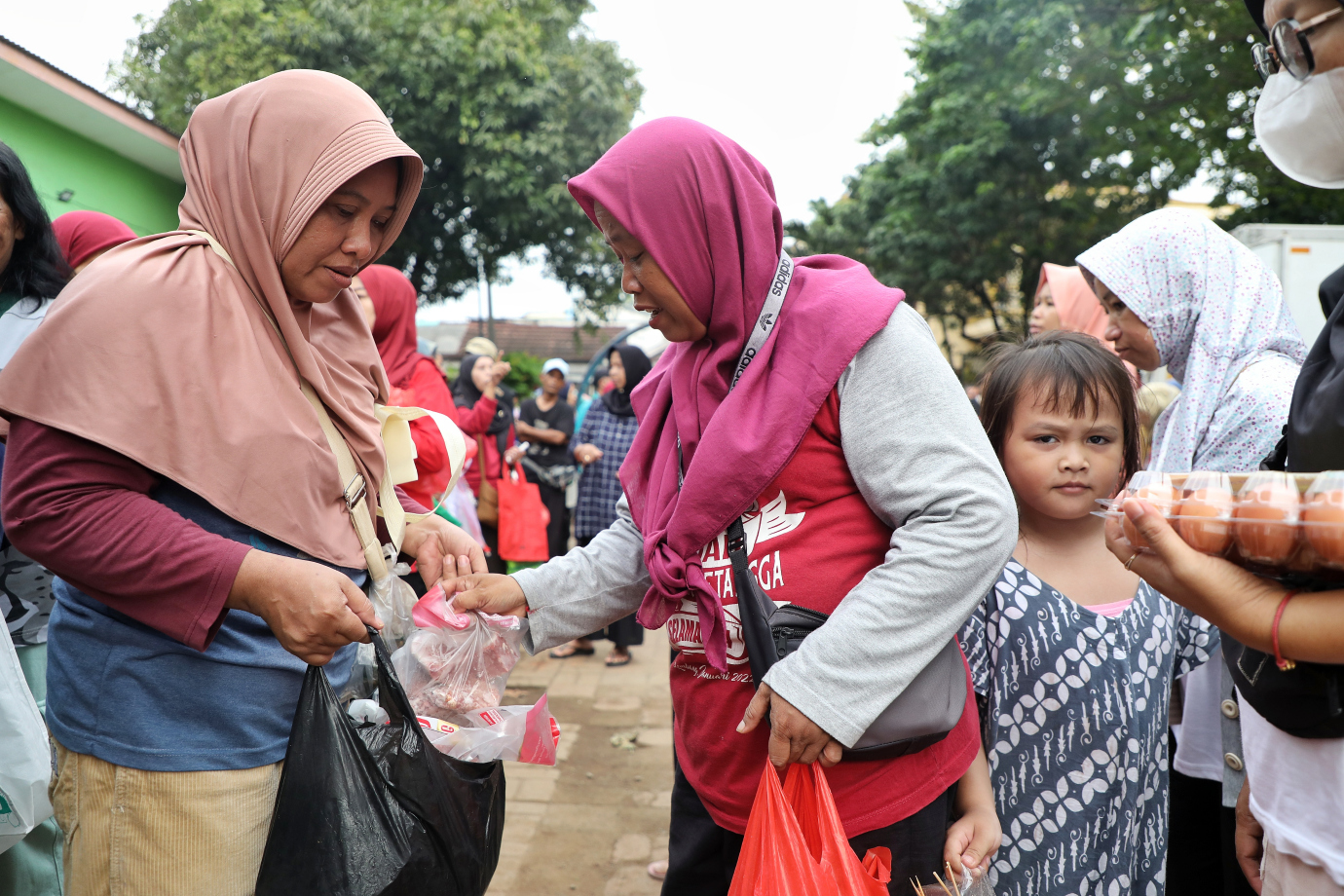 7.Ratusan Warga Kebon Pala Manfaatkan Program Pangan Bersubsidi .jpg