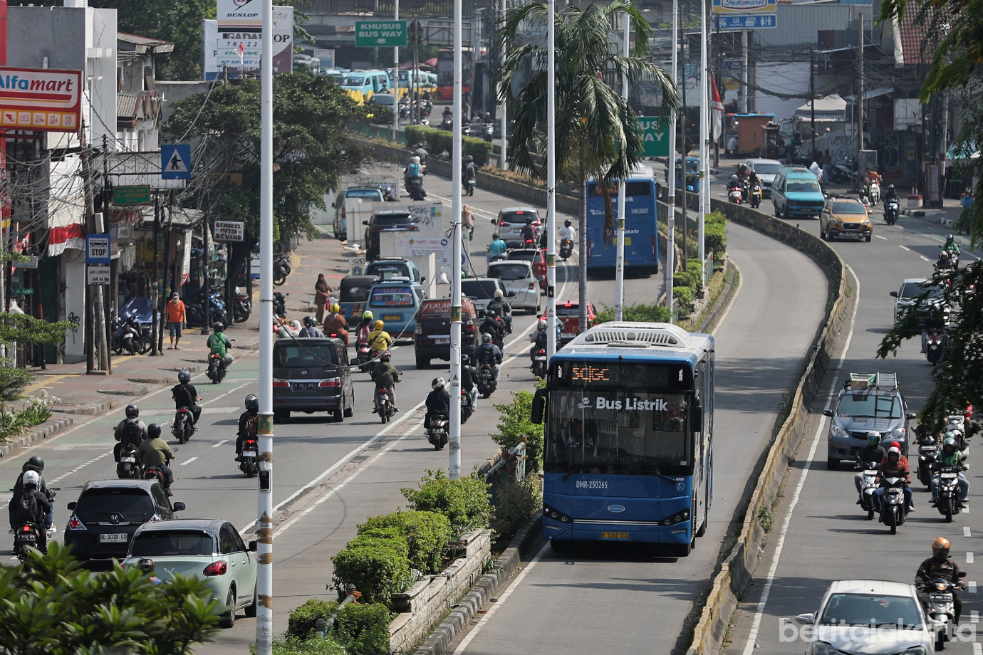 9.Transjakarta Kembali Beroperasi Normal.jpg