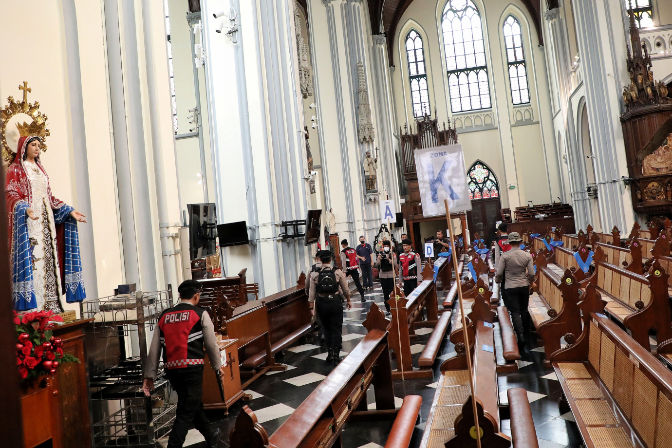 8.Sterilisasi Gereja Katedral Jelang Misa Natal 2024.jpg