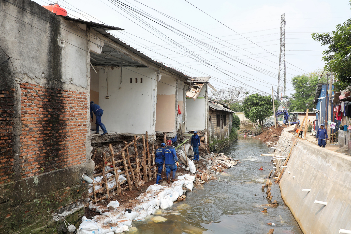 6.Sudin SDA Jakarta Timur Lakukan Penanganan Sementara Turap Longsor.jpg