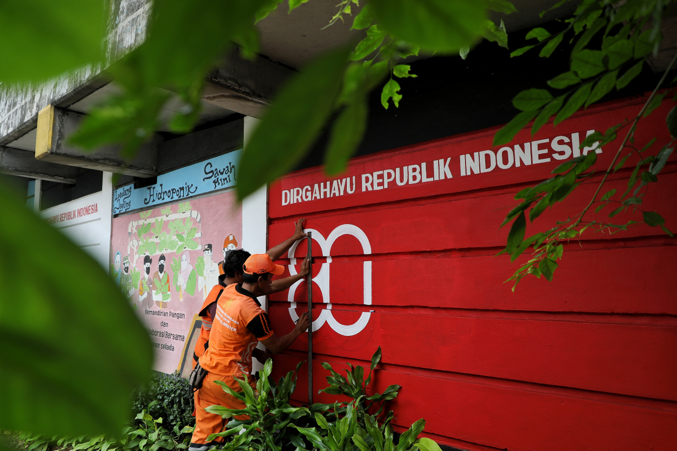 1.PPSU Balimester Buat Mural HUT ke-80 RI di Kolong Fly Over Kampung Melayu.jpg
