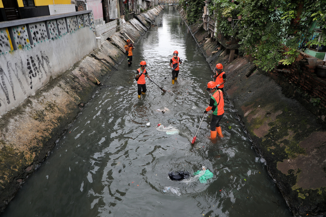 1.Penanganan Sampah Saluran Sodetan Kalibata.jpg