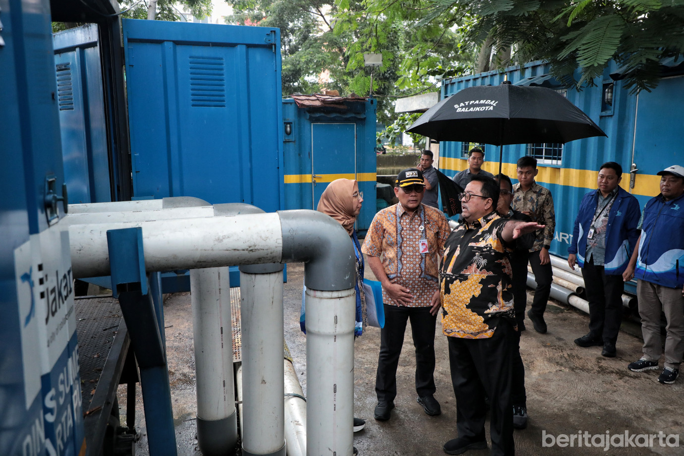 2.Rano Karno Tinjau Lokasi Rencana Pembangunan Pompa (1).jpg