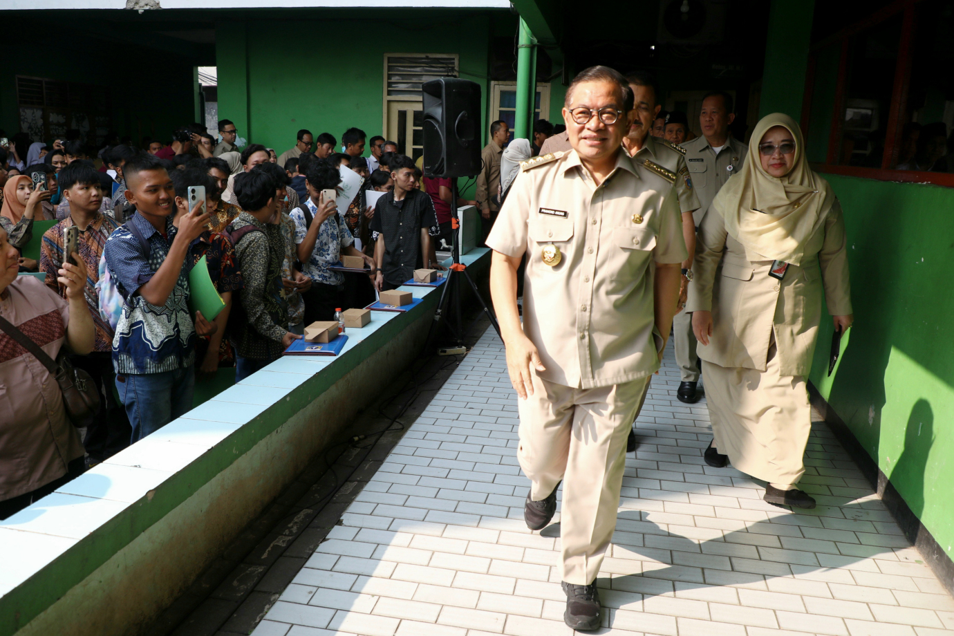 1 Gubernur Serahkan Bantuan Pemutihan Ijazah Tahap III_1.jpg