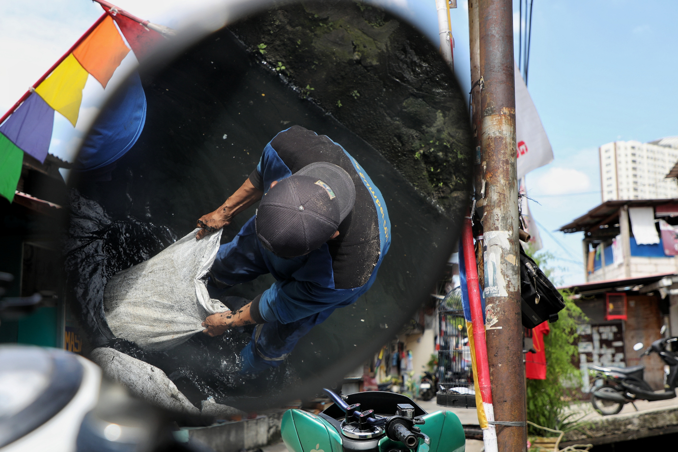 3.Pengurasan Lumpur di Phb Menteng Pulo Capai 30 Persen.jpg