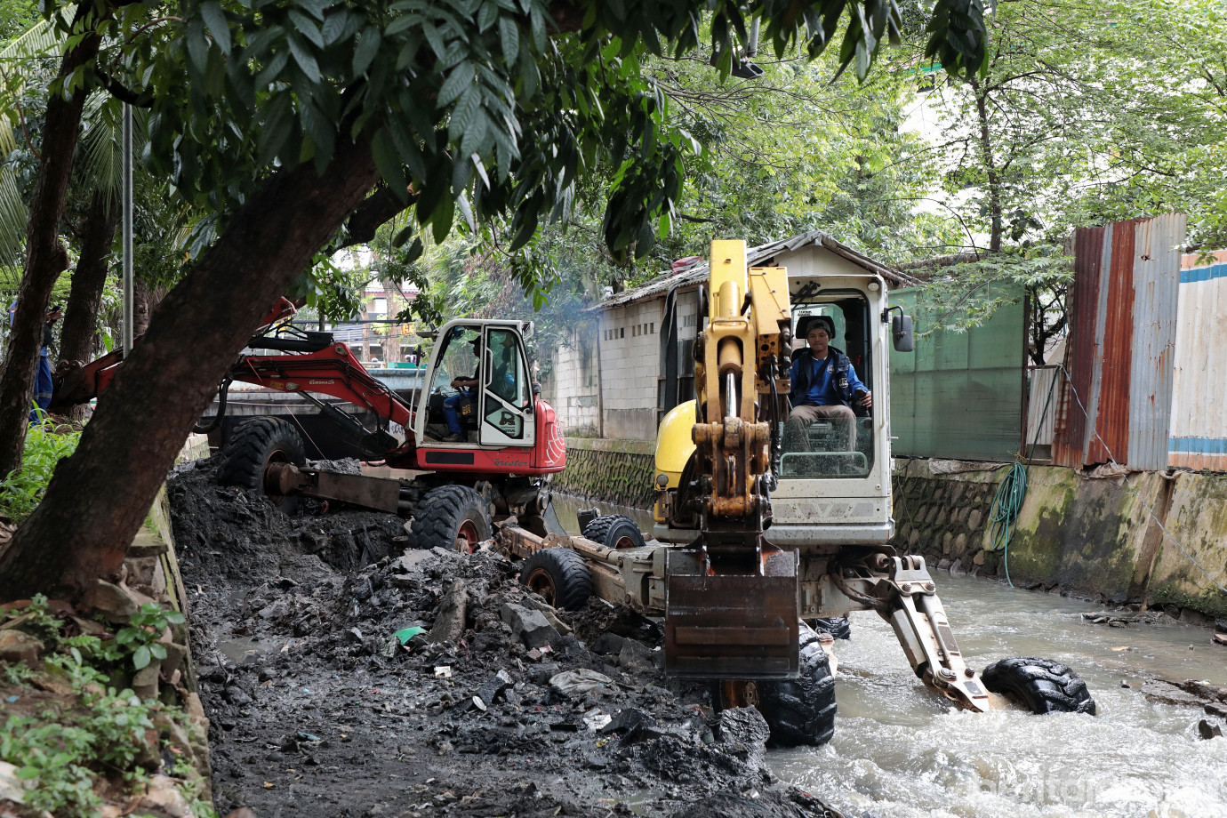 4.Sudin SDA Jaksel Keruk Lumpur Phb Kali Pulo Pasar Minggu.jpg