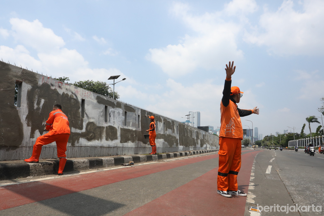 4 PPSU Kelurahan Gelora Bersihkan dinding Rol Gatot Subroto dari Coretan_4.jpg
