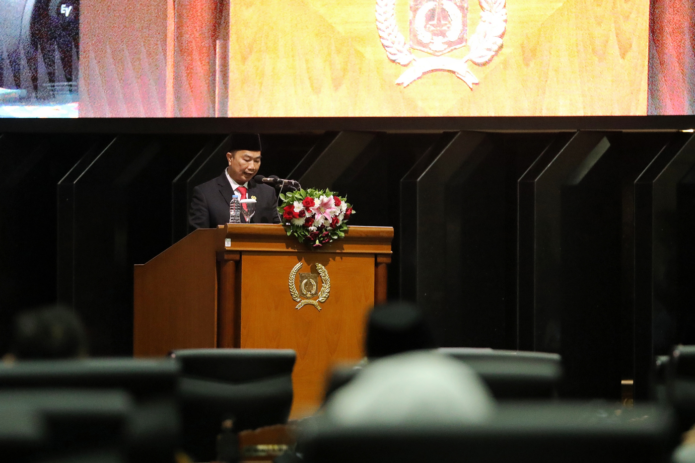 3.Wagub Rano Tanggapi Pandangan Umum Terhadap Raperda P2 APBD 2024.jpg