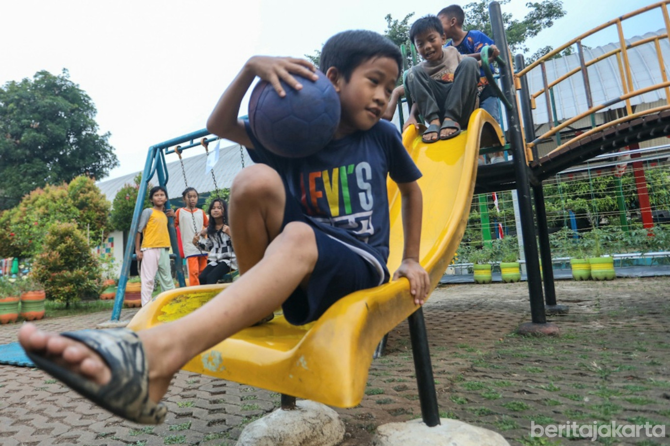 05 Melihat Keseruan Anak-Anak Bermain di RPTRA Rawa Jaya_7.jpg