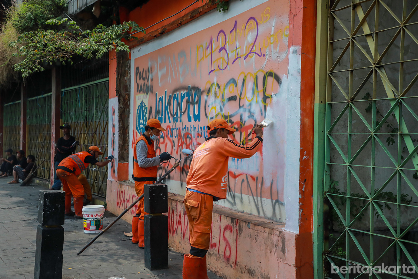pasukan-pelangi-bersihkan-senen-09.jpg