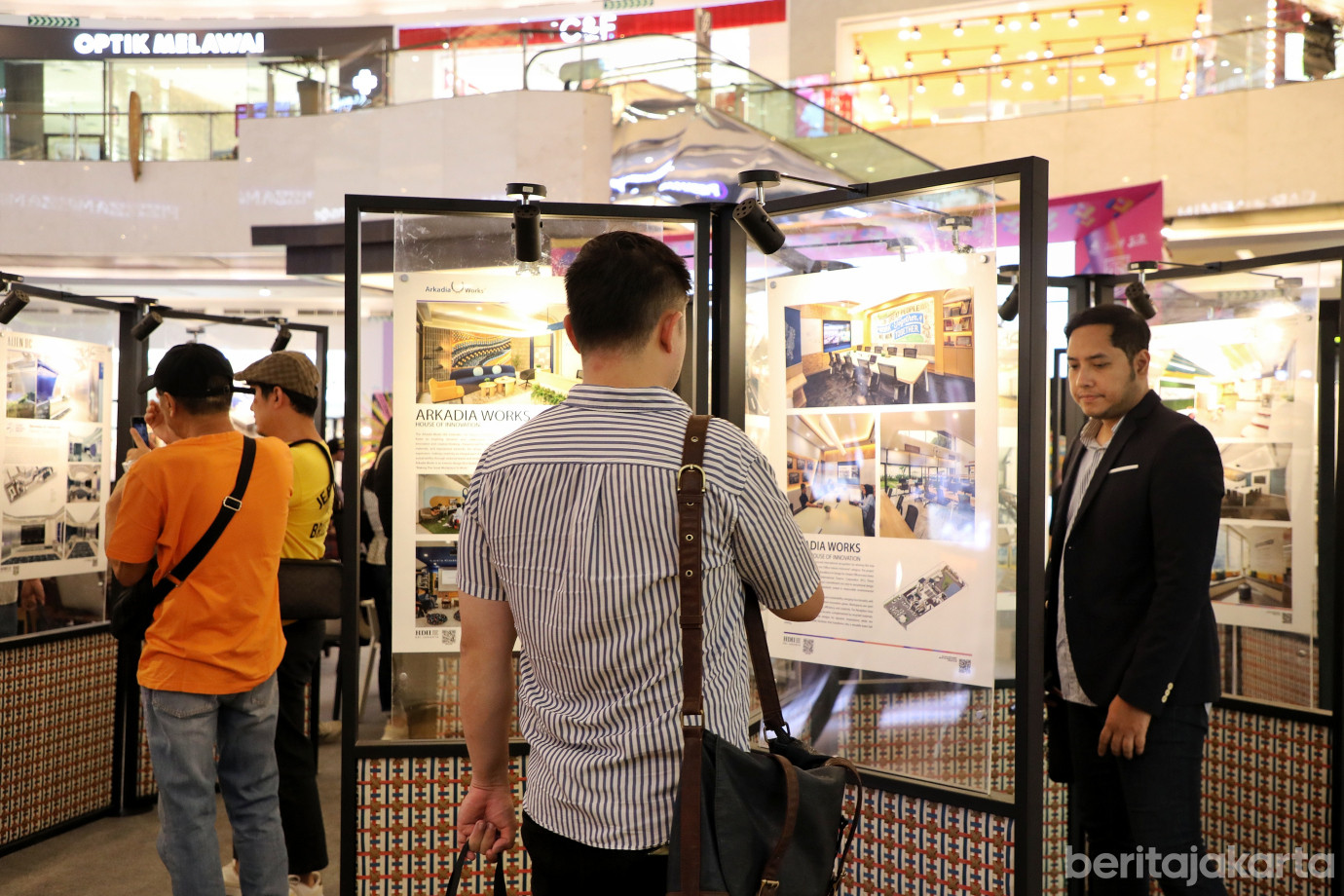 2.Melihat Pameran Jakarta Interior Festival.jpg