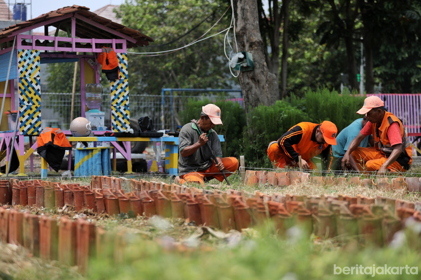 7.PPSU Sulap Ban Bekas Untuk Percantik Area Urban Farming Saung Aset.jpg