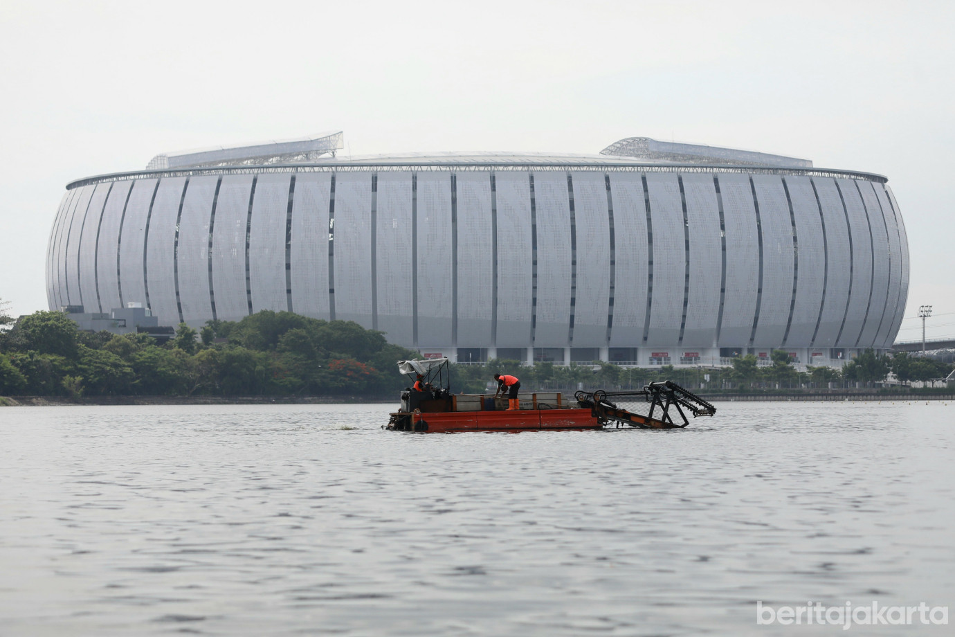 3 Petugas UPS BA Tanjung Priok Angkut Hingga 9 Kubik Sampah dari Waduk Cincin_3.jpg
