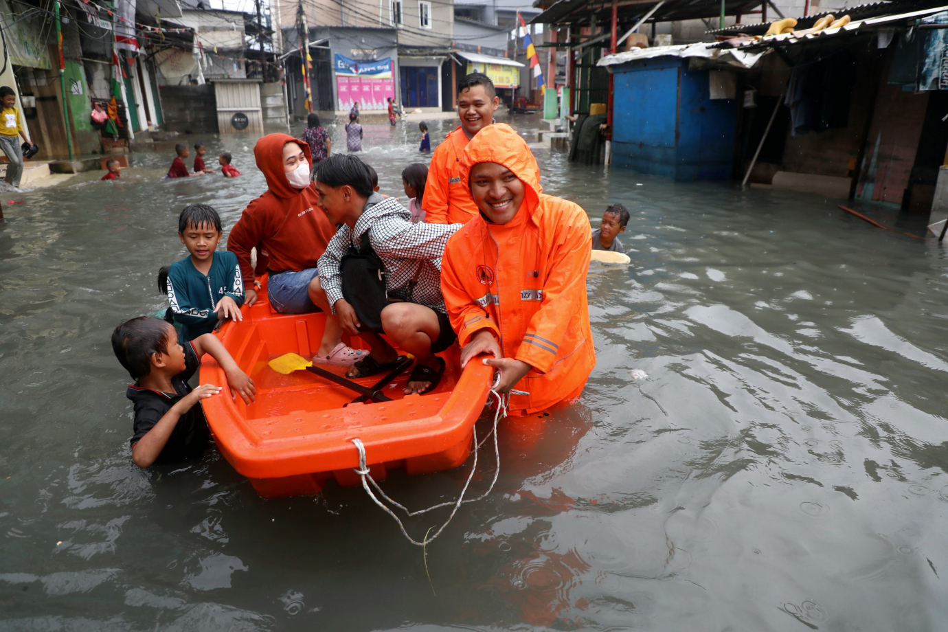 5 BPBD bantu warga terdampak banjir rob_5.jpg