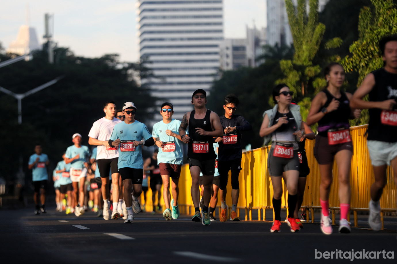 6.Pramono Ikut Lari Kategori 10 K di JRF 2025 .jpg