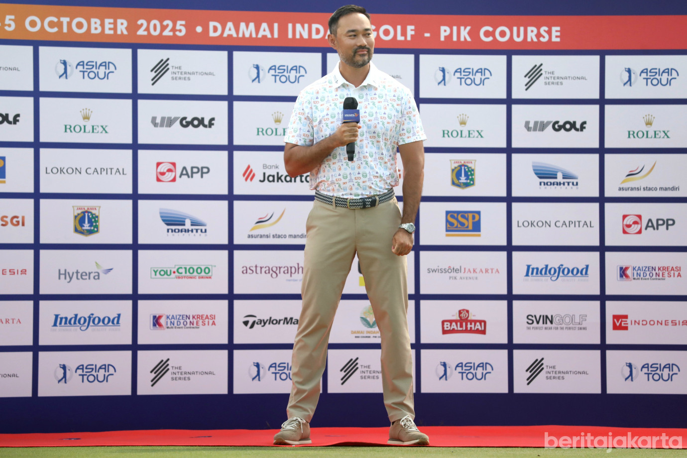 3 Gubernur DKI Jakarta Serahkan Piala JAKIC 2025_3.jpg