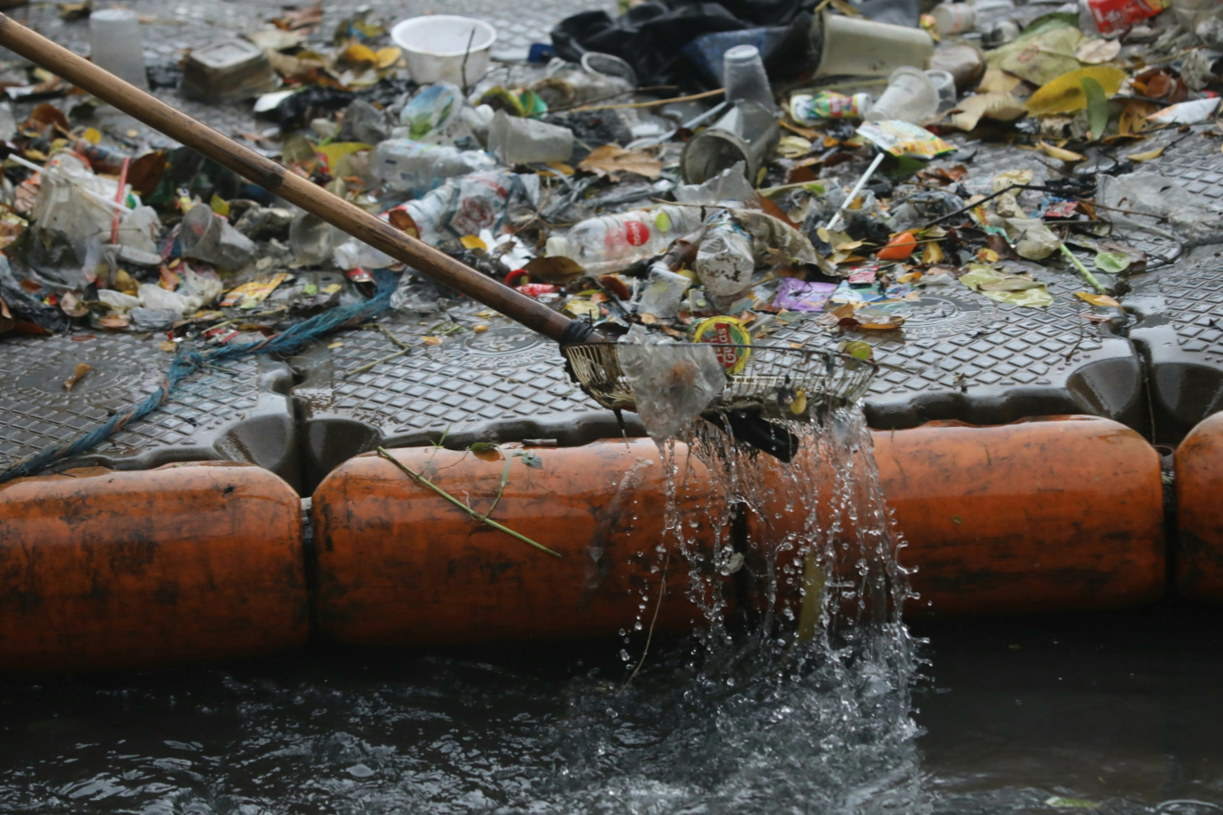 5 Petugas UPS BA Sawah Besar Bersihkan Sampah Kali Ciliwung di Pintu Jembatan Merah_5.jpg