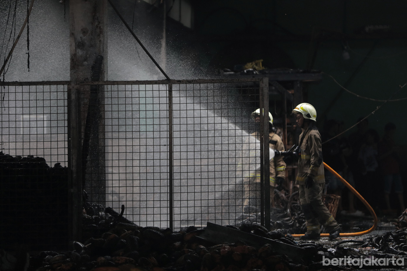 6.95 Personil Gulkarmat Dikerahkan Atasi Kebakaran Pasar Induk Kramat Jati .jpg