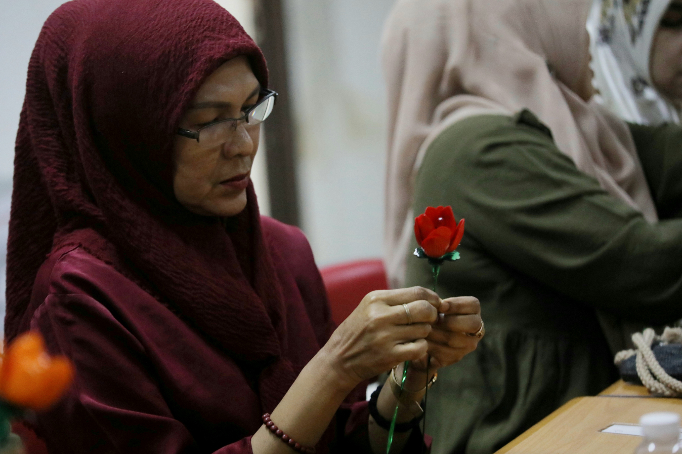 3 16 Peserta Antusias Ikuti Pembuatan Hiasan Bunga dari Akrilik di TKK Jakarta Pusat_3.jpg