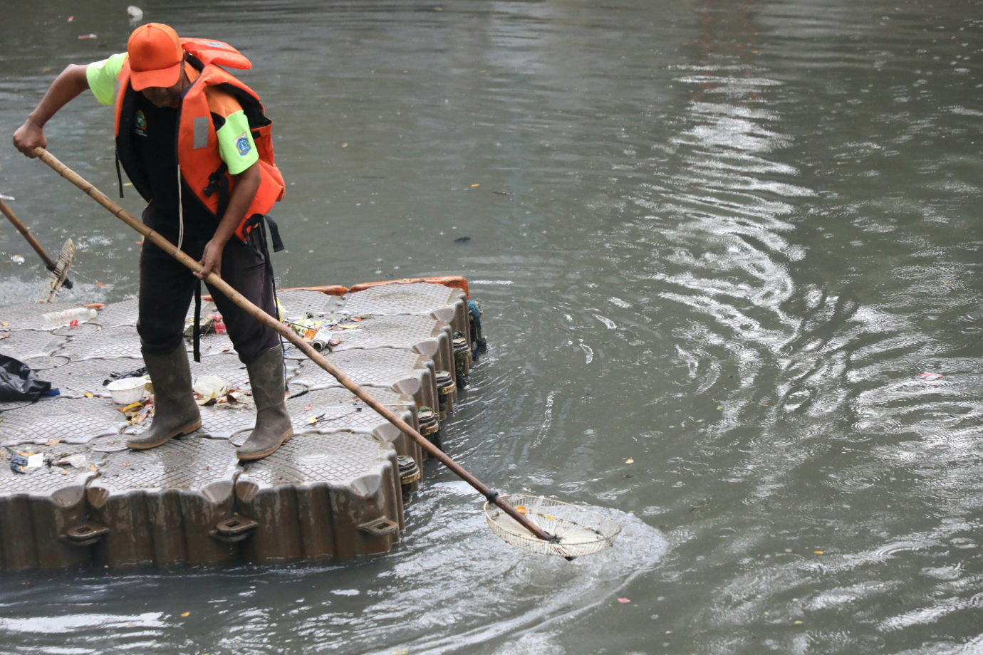 3 Petugas UPS BA Sawah Besar Bersihkan Sampah Kali Ciliwung di Pintu Jembatan Merah_3.jpg