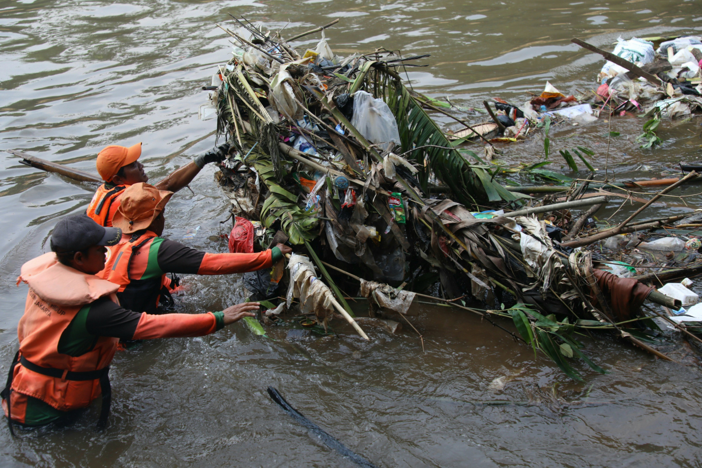 4 Melihat Petugas Satgas Ciliwung Bersihkan sampah di Sepanjang Aliran Kali Ciliwung_4.jpg