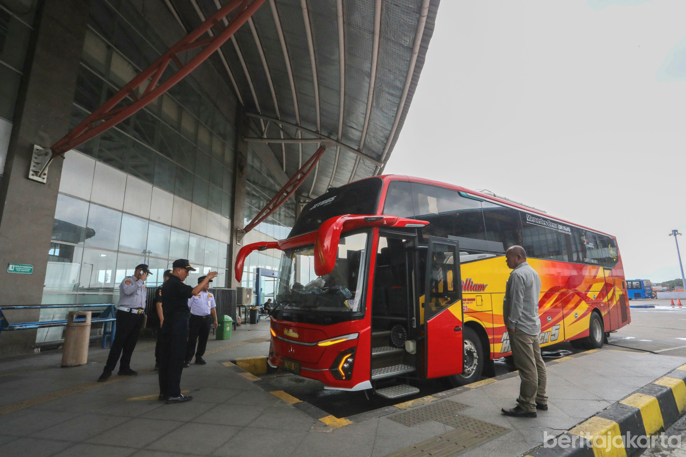 1 Ramp Check Bus AKAP di Terminal Pulo Gebang Jelang Nataru 2026_1.jpg