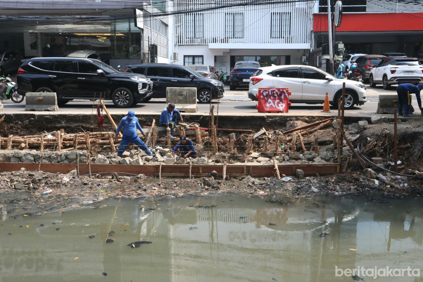 1 SDA Jakarta Utara Perbaiki Turap Kali Sunter Agung_1.jpg