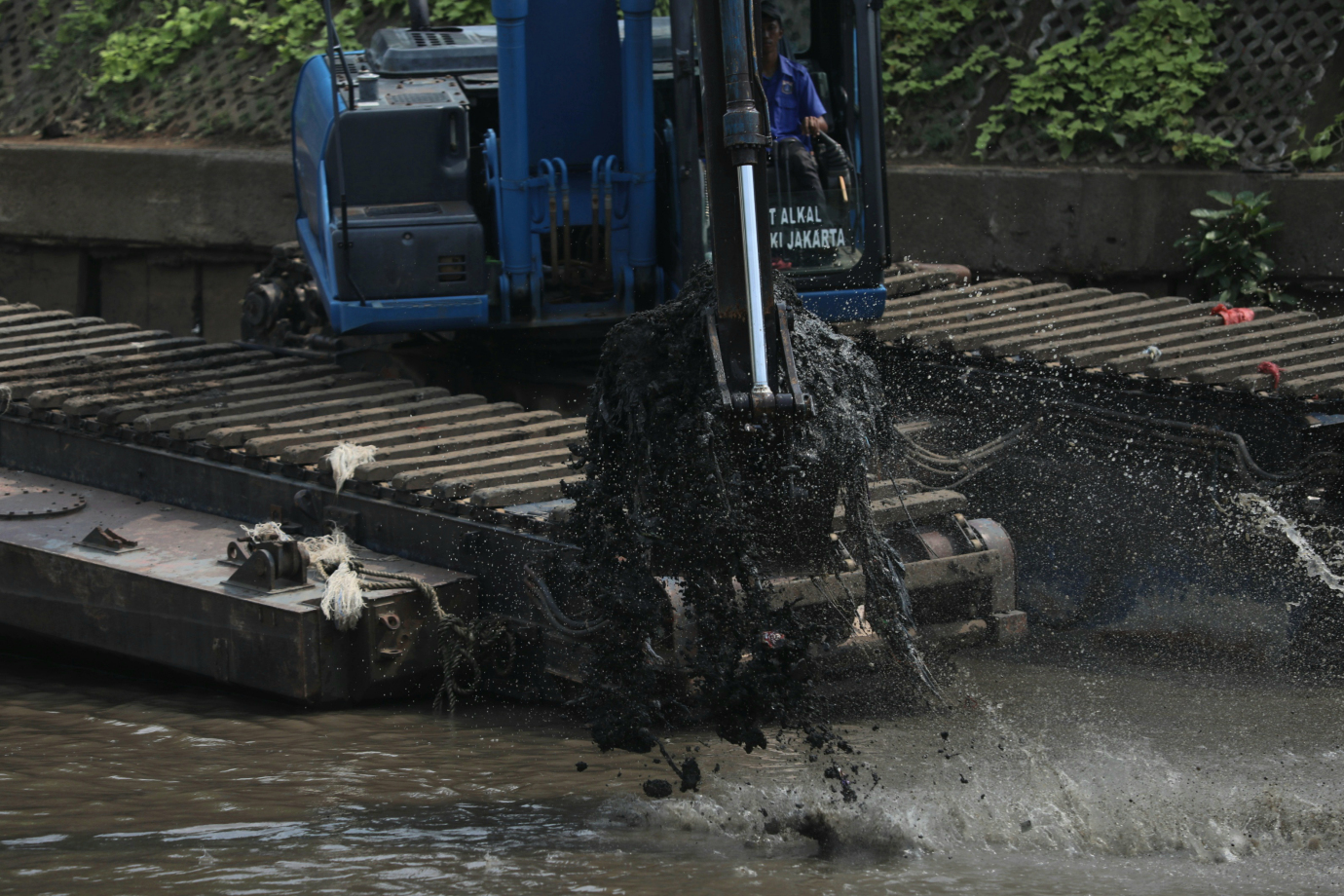 5 Sudin SDA Jakarta Selatan Keruk Kali Ciliwung_5.jpg