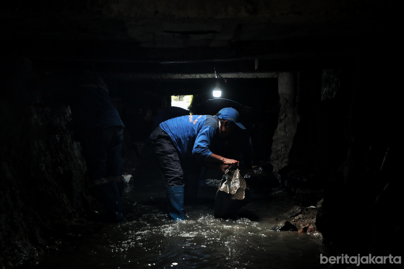 6.Pasukan Biru Perbaiki Turap Ambrol di Batu Ampar.jpg