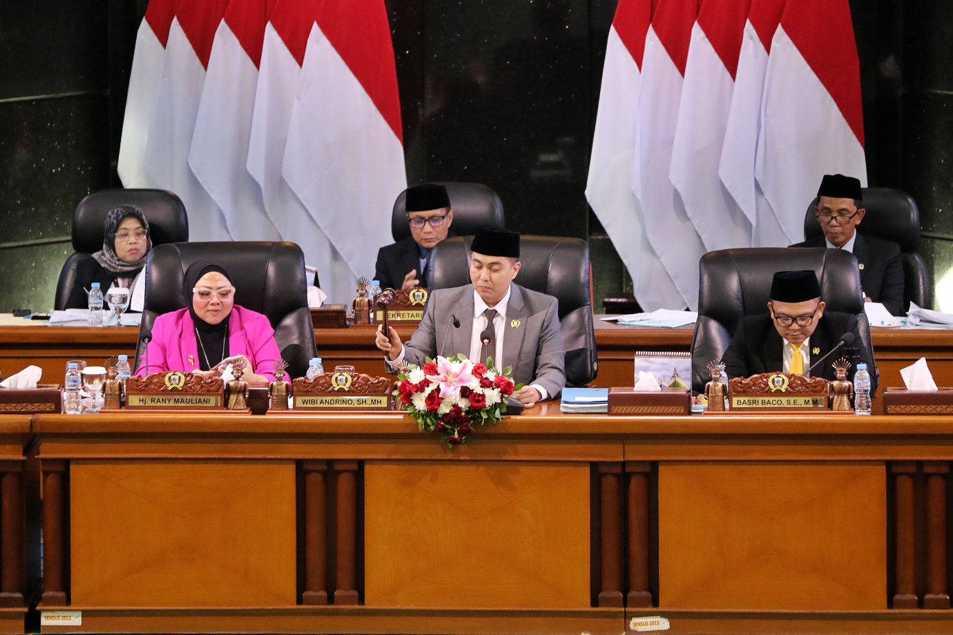 2.Wagub Rano Tanggapi Pandangan Umum Terhadap Raperda P2 APBD 2024.jpg