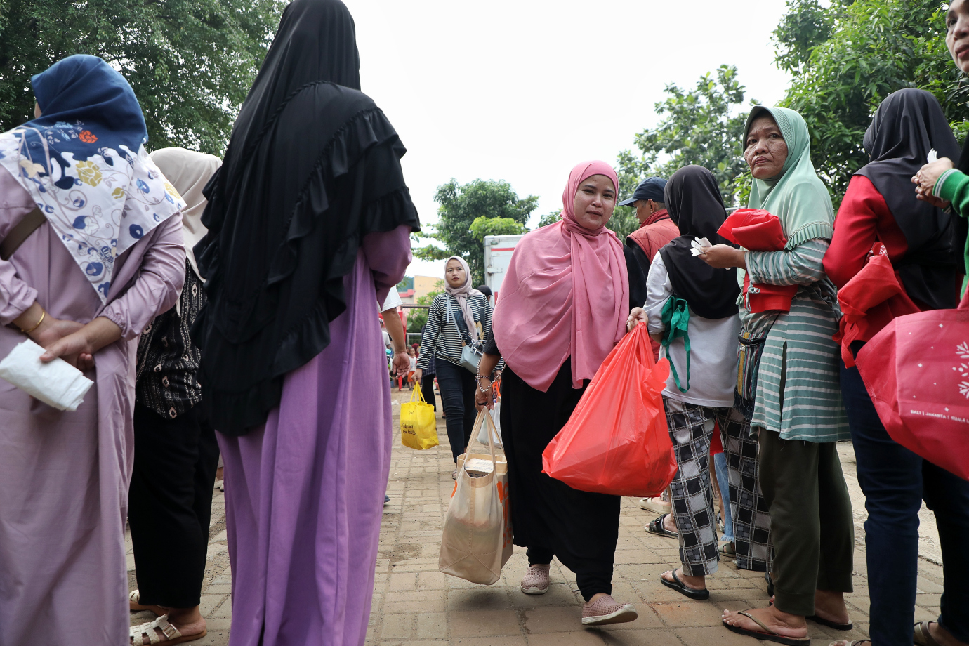 8.Ratusan Warga Kebon Pala Manfaatkan Program Pangan Bersubsidi .jpg