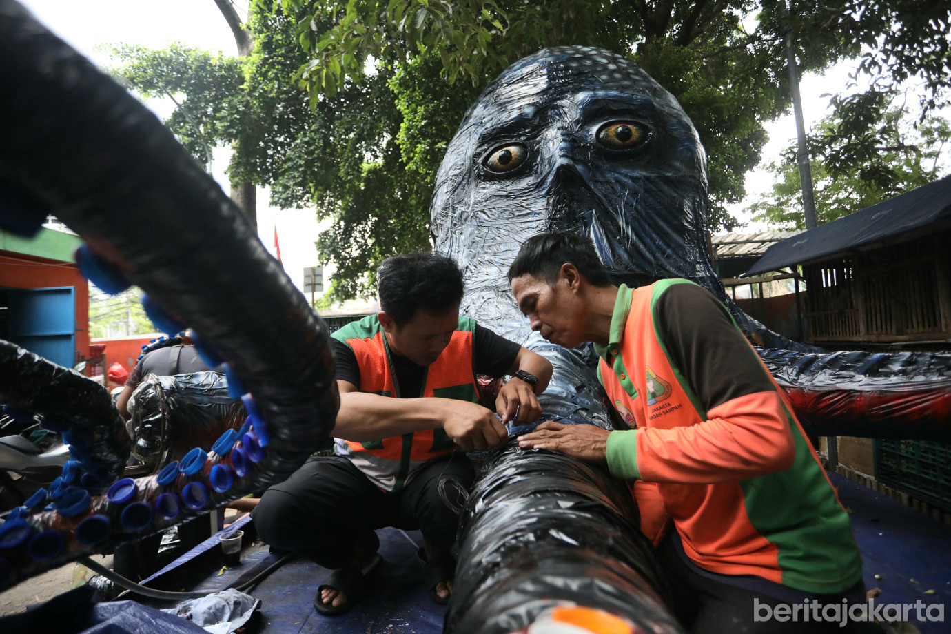2 Perahu Monster Kraken dari Limbah Plastik di Menteng_2.jpg