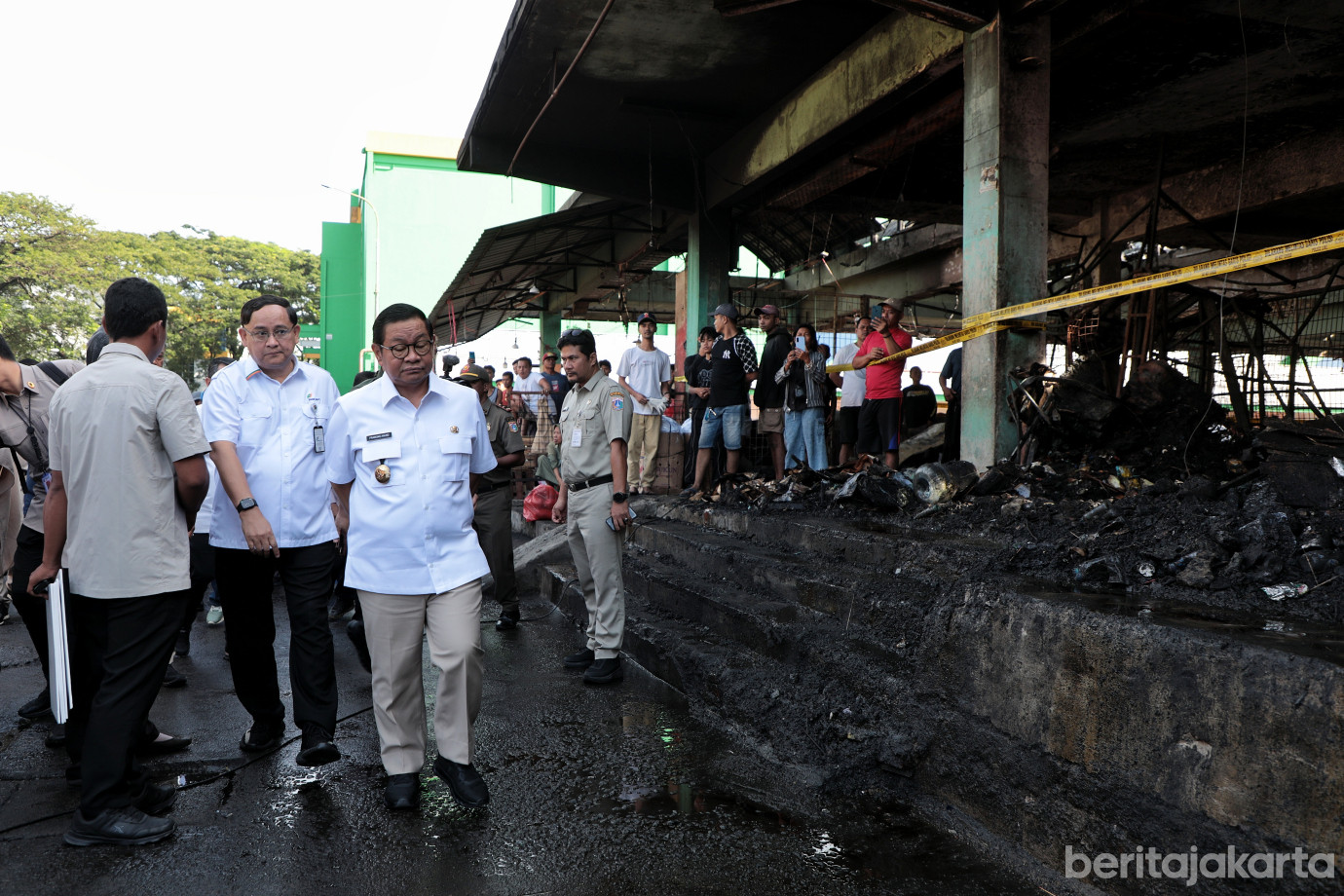 3.Pramono Tinjau Pasca Kebakaran Pasar Induk Kramat Jati.jpg