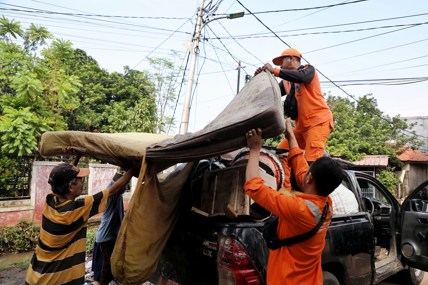 6.PPSU Jati Padang Bantu Bersihkan Sampah Pascagenangan di Lingkungan Warga.jpg