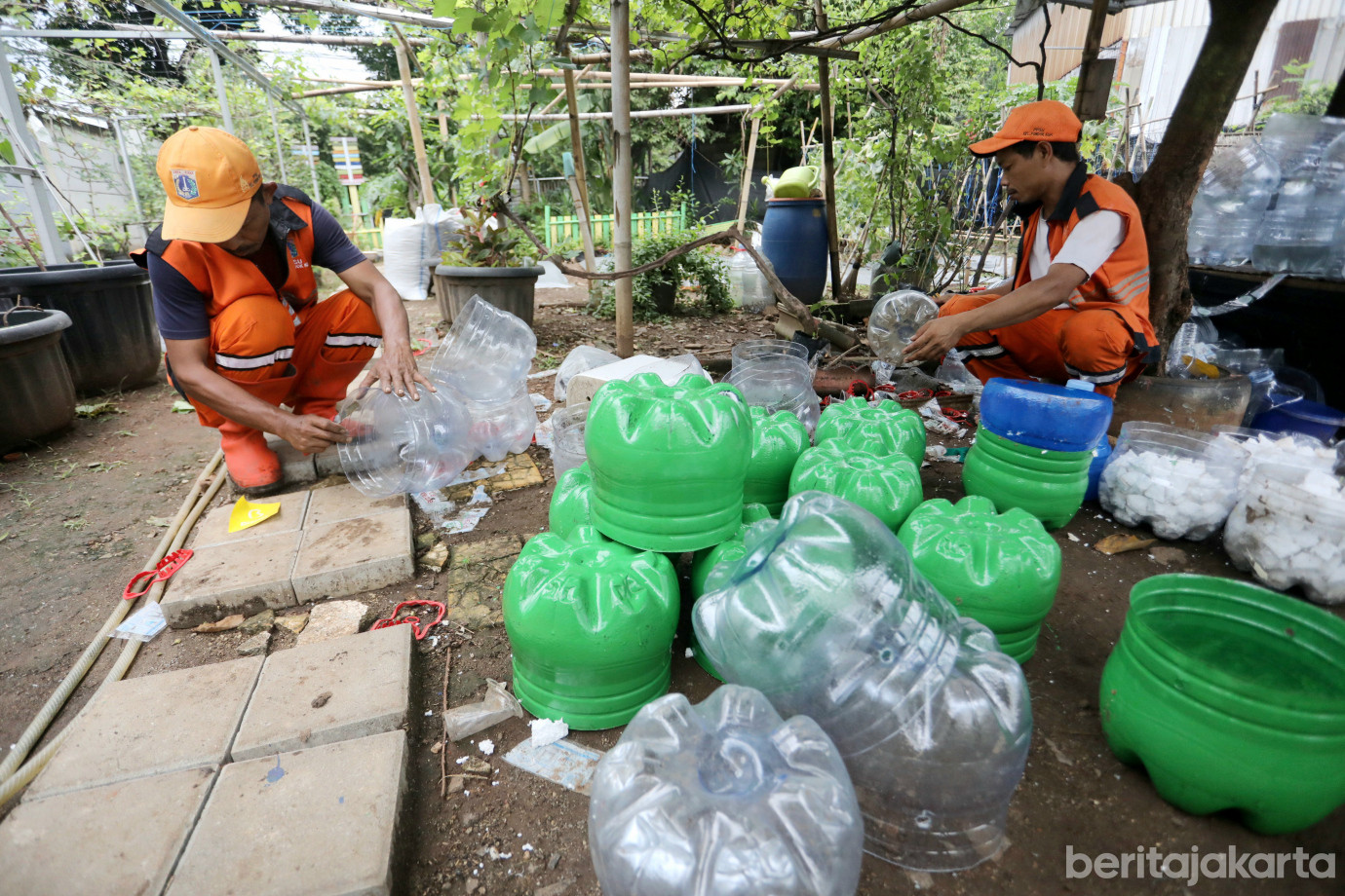 2 PPSU Kelurahan Pondok Kopi Ubah Galon Bekas Jadi Pot Tanaman_2.jpg