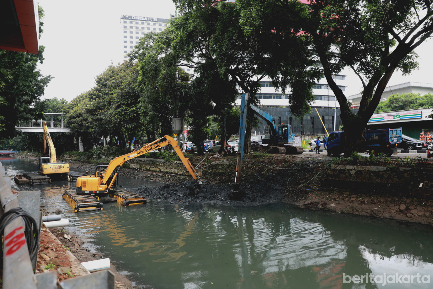 2-2pengerukan kali cideng kuningan.jpg