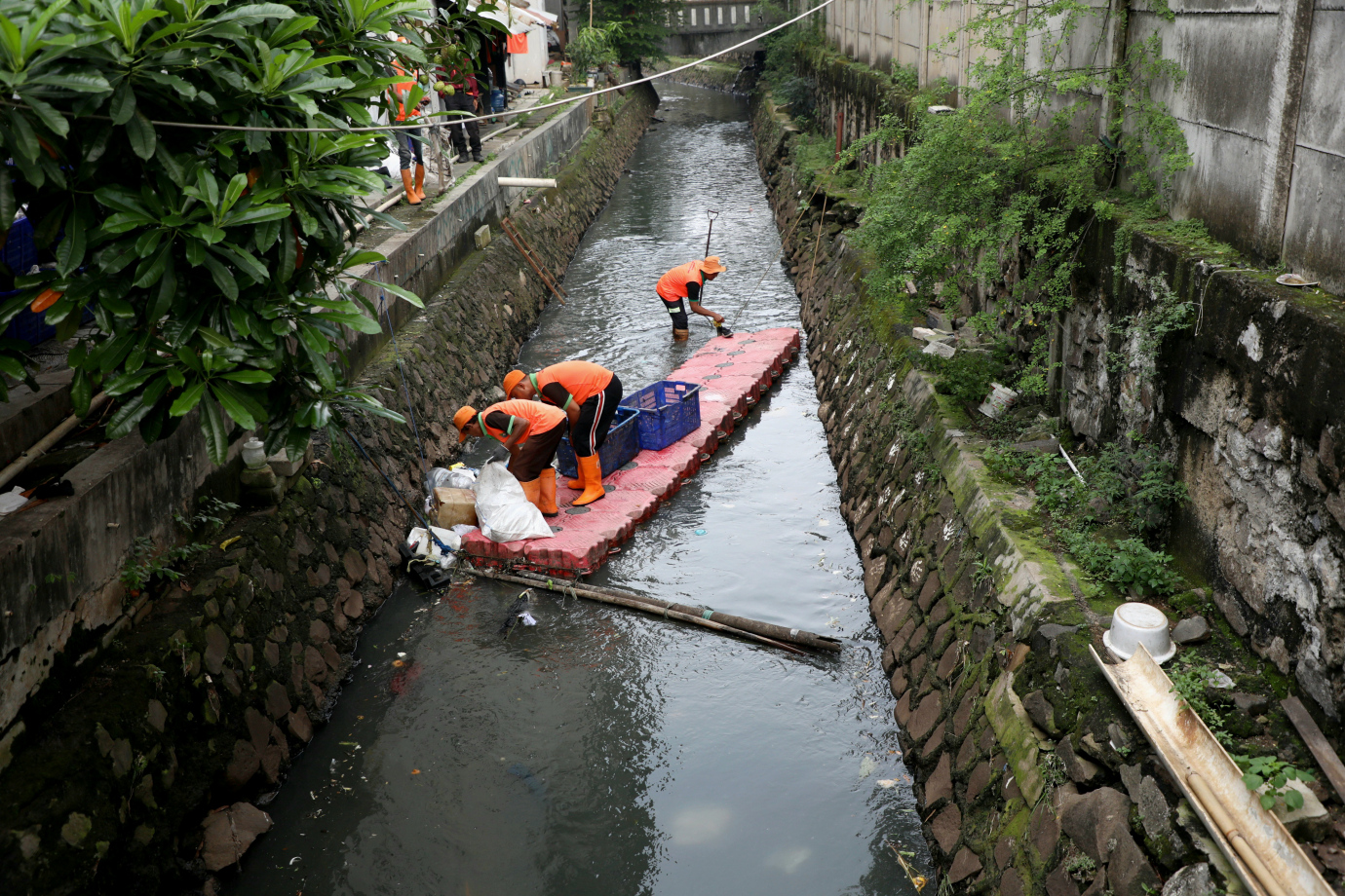 1 UPS BA Kecamatan Pancoran Bersihkan sampah di Kali Cideng_1.jpg