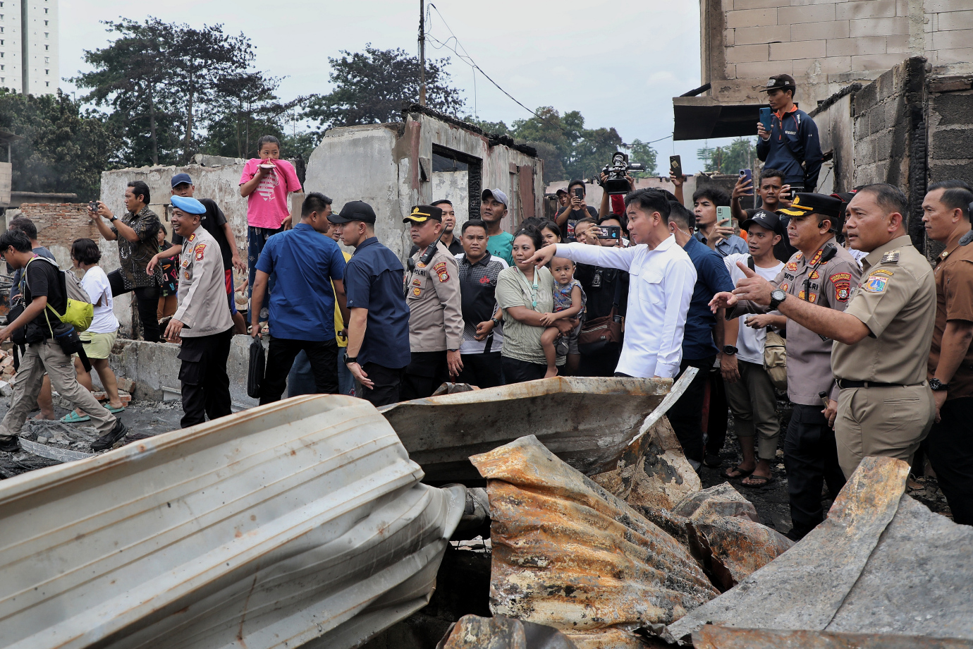 6.Wapres Gibran Kunjungi Korban Kebakaran Kebon Kosong.jpg