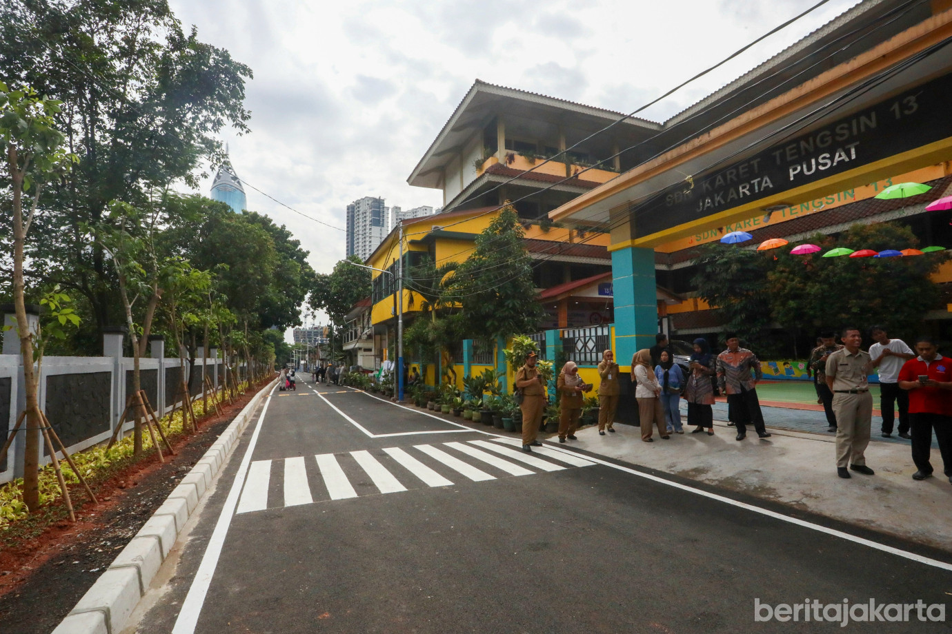 7 Gubernur Tinjau Hasil Perbaikan Jalan di Karet Tengsin_7.jpg